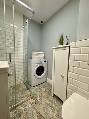 Shower, hair dryer, towels, shampoo - Comfortable Apartment for 7 persons | 500 m to Jasna Góra (Czestochowa)