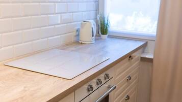 ثلاجة، ميكروويف، فرن، موقد طهي مسطح