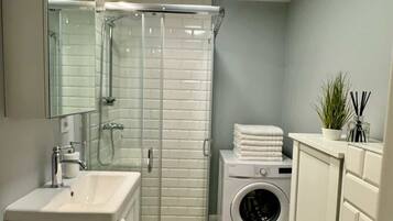 Shower, hair dryer, towels