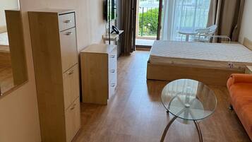 Brankas, meja kerja, setrika/meja setrika, dan Wi-Fi gratis