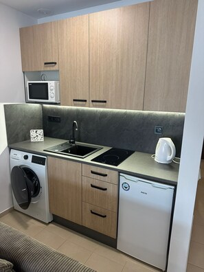 Refrigerador con freezer, microondas, placa de cocina