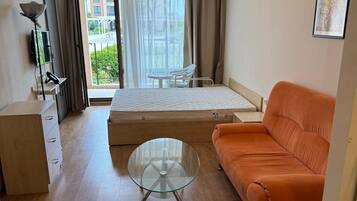 Brankas, meja kerja, setrika/meja setrika, dan Wi-Fi gratis