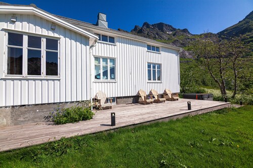 Solbakken house by the fjord Lofoten