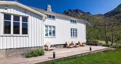 Solbakken house by the fjord Lofoten