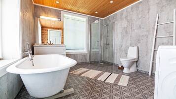 Shower, jetted bath, hair dryer, towels