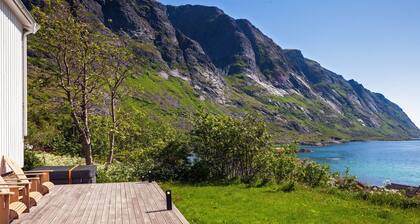 Solbakken house by the fjord Lofoten