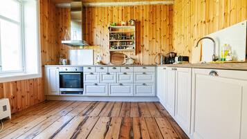 Fridge, oven, dishwasher, coffee/tea maker