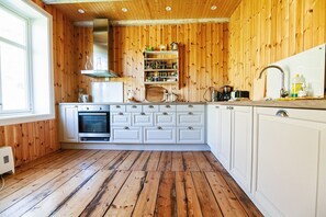 Refrigerador, horno, lavavajillas y cafetera y tetera 