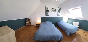 3 bedrooms, iron/ironing board, travel cot, free WiFi - Charming house in central France (Vesdun)