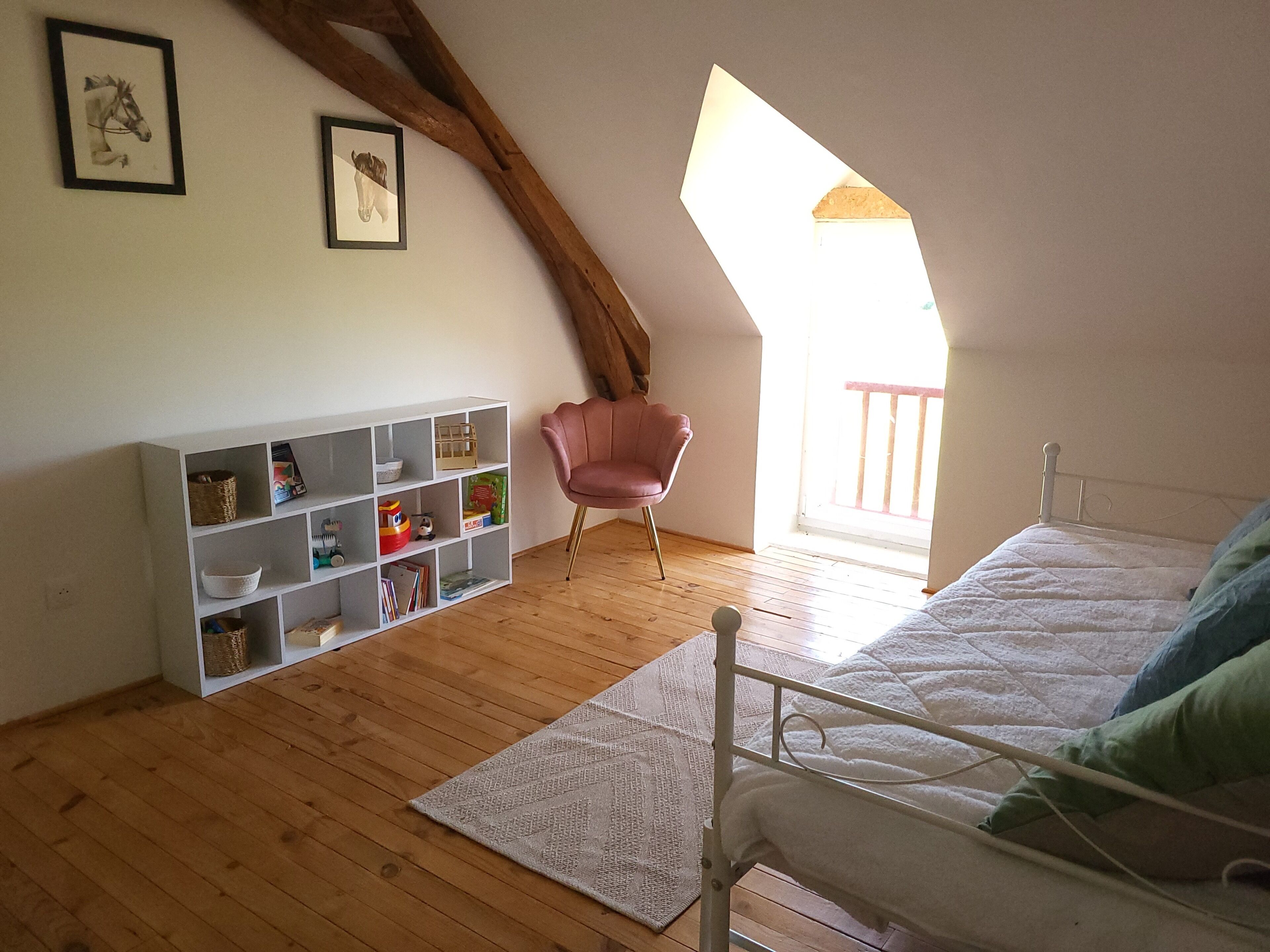 3 habitaciones, tabla de planchar con plancha y cuna de viaje 