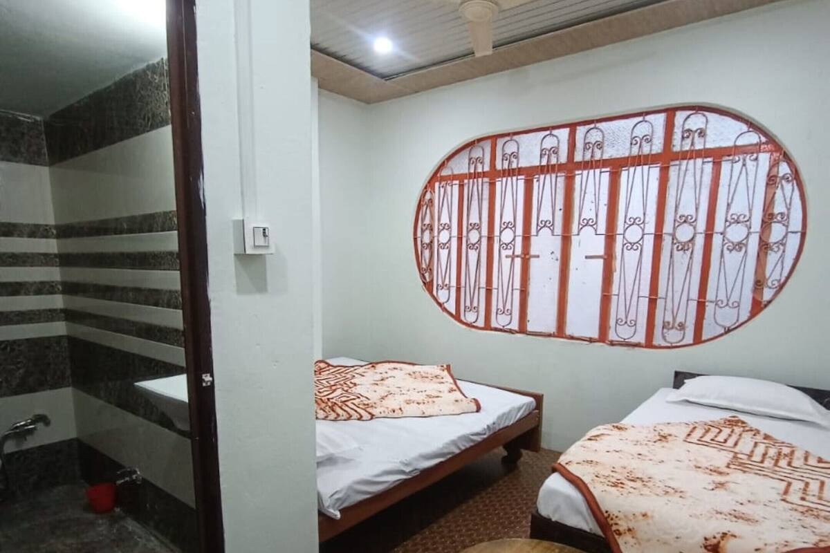 Habitación triple Deluxe, vistas a la ciudad | Sistema de insonorización, wifi gratis, ropa de cama