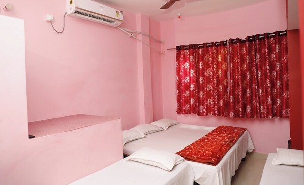 Deluxe Triple Room, City View | Soundproofing, free WiFi, bed sheets