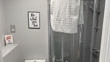 Doppelzimmer, mit Bad | Badezimmer | Dusche, Handtücher, Seife, Shampoo