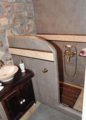 Dusj, håndklær, såpe og sjampo