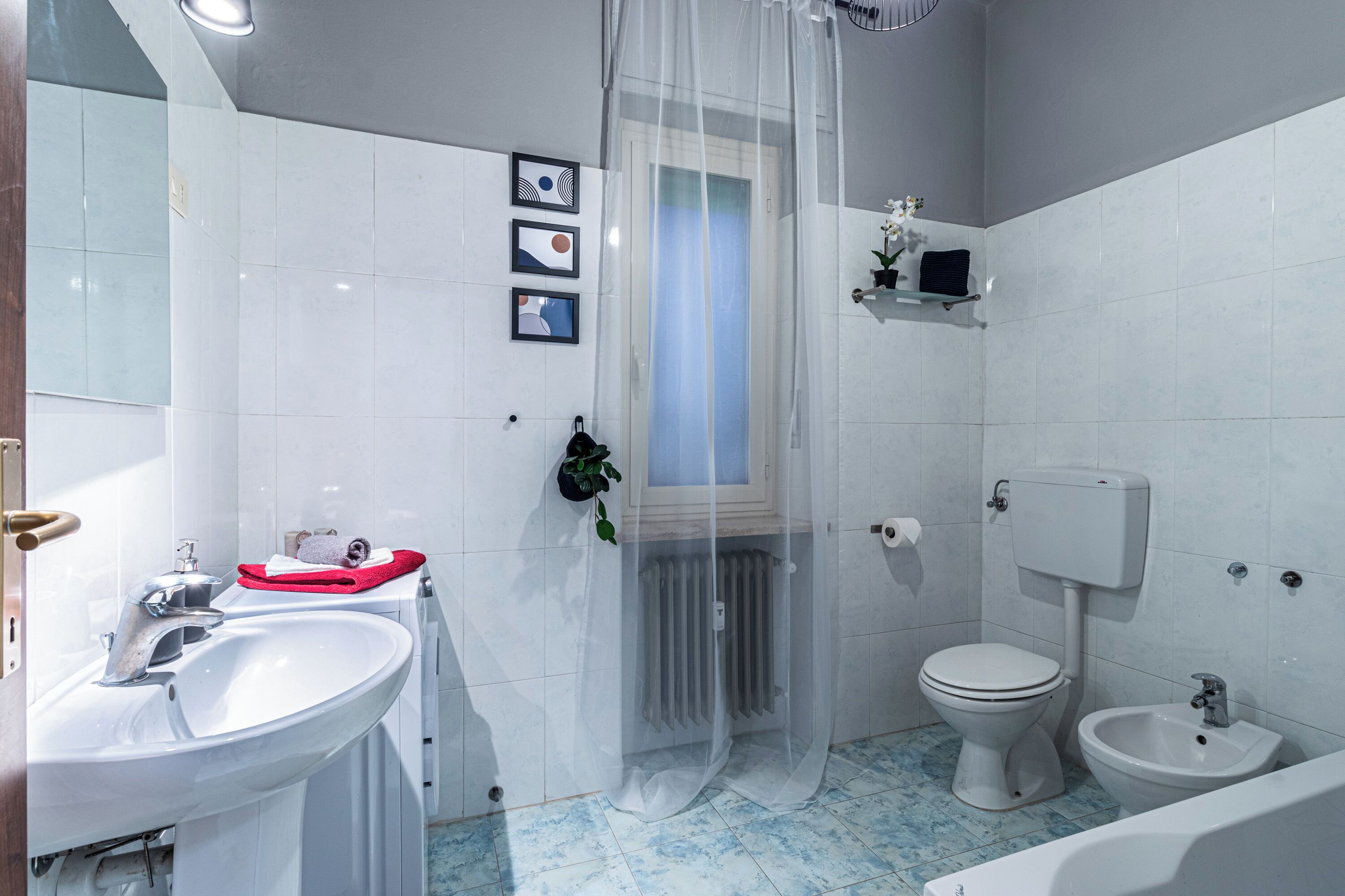 Een haardroger, een bidet, handdoeken
