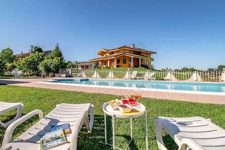 Pool. Quick Home - Garden - One Bedroom Apartment, Sleeps 2
