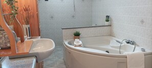 Jetted tub, hair dryer, bidet, towels
