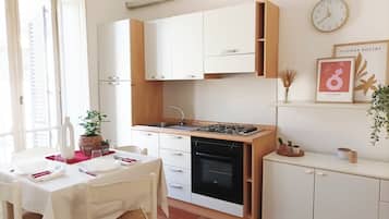 Kühlschrank, Mikrowelle, Herdplatte, Wasserkocher mit Kaffee-/Teezubehör