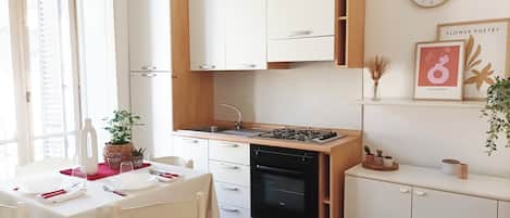 Réfrigérateur, four à micro-ondes, surface de cuisson, cafetiÚre-théiÚre