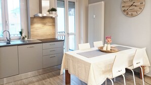 Une cuisine moderne équipée d’une cuisinière intégrée, d’un évier et d’un coin repas avec une table et des chaises.