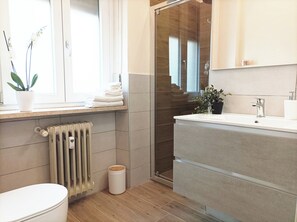 Douche, sèche-cheveux, bidet, serviettes fournies