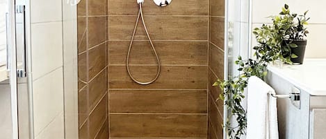 Bruser, hårtørrer, bidet, håndklæder