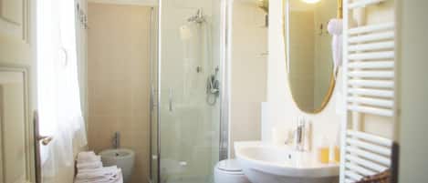 Doccia, asciugacapelli, bidet, asciugamani