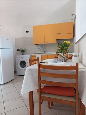 Fridge, microwave, stovetop, coffee/tea maker - Quick Home - Appartamento Interno 45 (Biella)