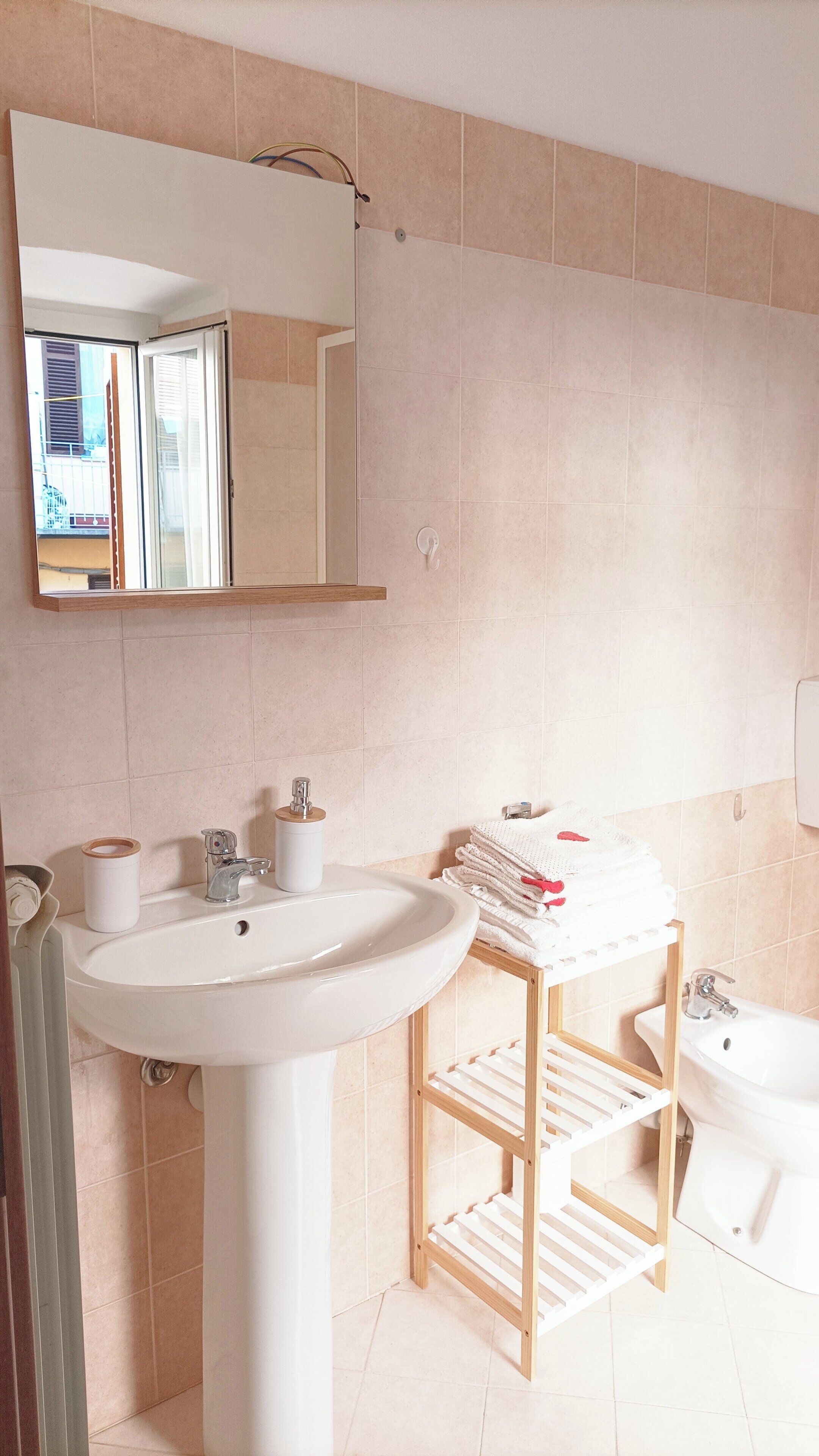 Een douche, een haardroger, een bidet, handdoeken