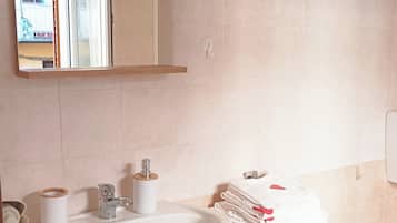 Een douche, een haardroger, een bidet, handdoeken