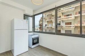 冷蔵庫、電子レンジ、オーブン、コンロ