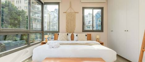 2 bedrooms, desk, iron/ironing board, WiFi