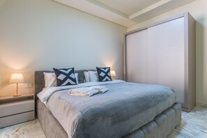 3 bedrooms, desk, iron/ironing board, free WiFi - Crest 3-Bedroom Apt & Balcony in Hamra (Lebanon - Beirut)