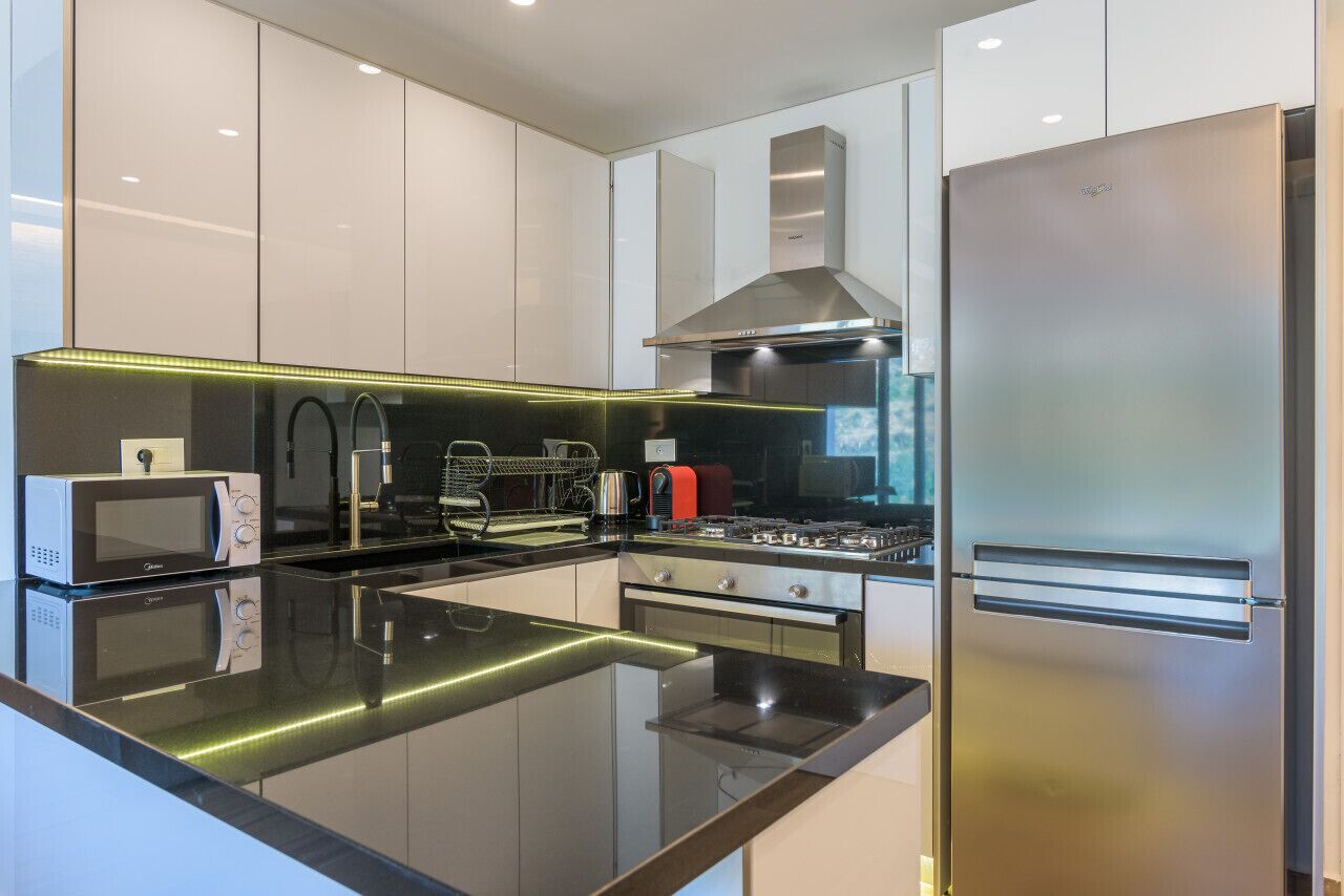 Een koelkast, een microgolfoven, een oven, een kookplaat