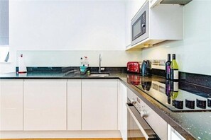 아파트 | 전용 주방 | 냉장고, 전자레인지, 오븐, 쿡탑