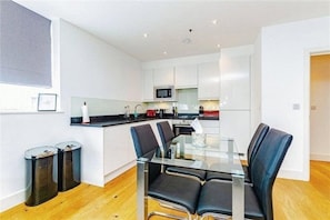 Apartment | Private kitchen | Fridge, microwave, oven, stovetop - Executive Penthouse Apartment in South Croydon (Croydon)