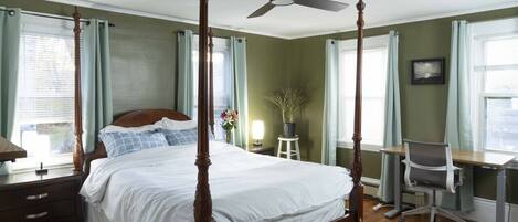 Skrivebord, strykejern/-brett, reiseseng for barn og wi-fi (inkludert)