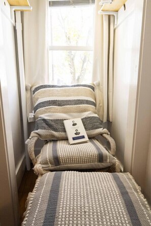 2 bedrooms, desk, iron/ironing board, travel cot - Garden Getaway with Hot Tub (Saco)