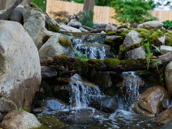 Property grounds - Garden Getaway with Hot Tub (Saco)