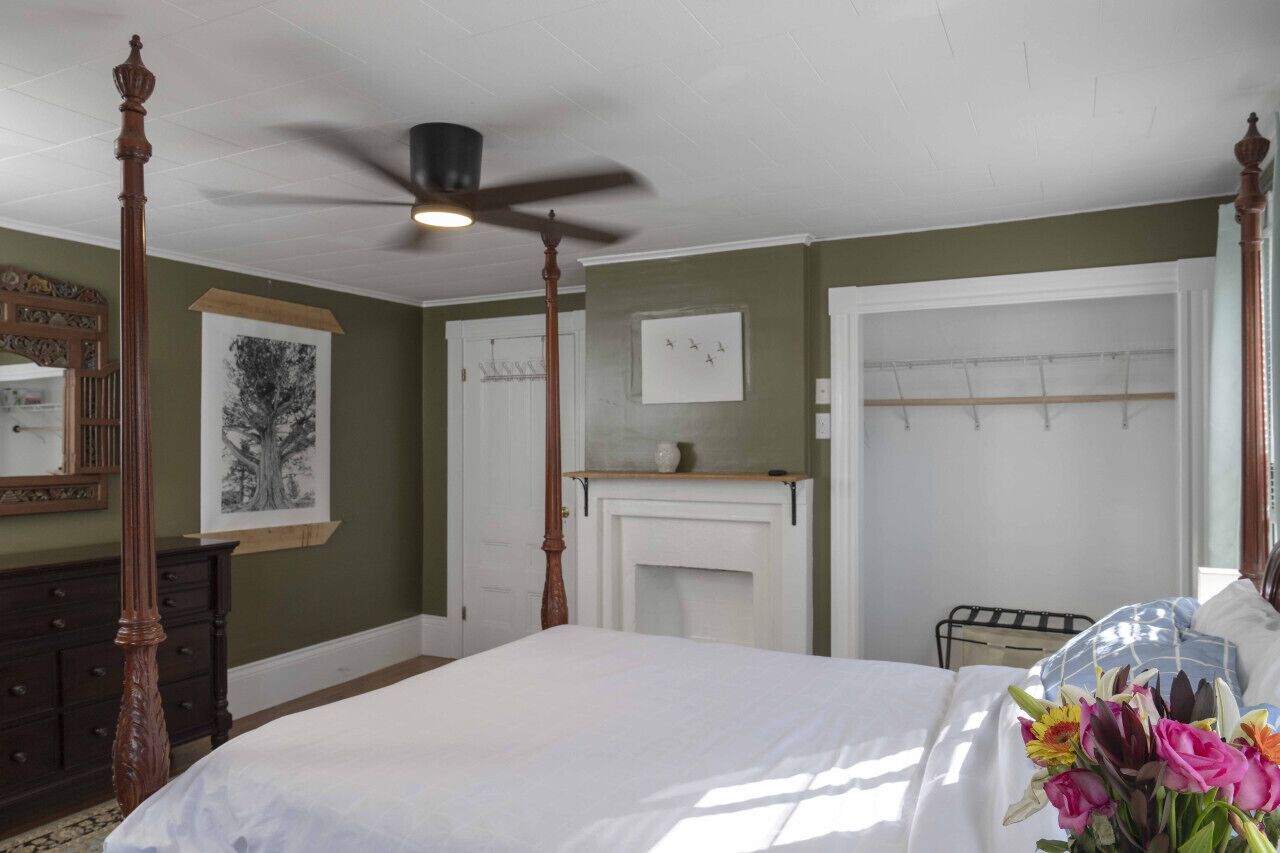 مكتب ومكواة/لوح كي وسرير سفر وواي فاي مجانًا