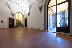 Interior - 2BR • Iconic River Views • Deluxe 16th Century Palazzo • Fast WIFI • Wine • (Firenze)