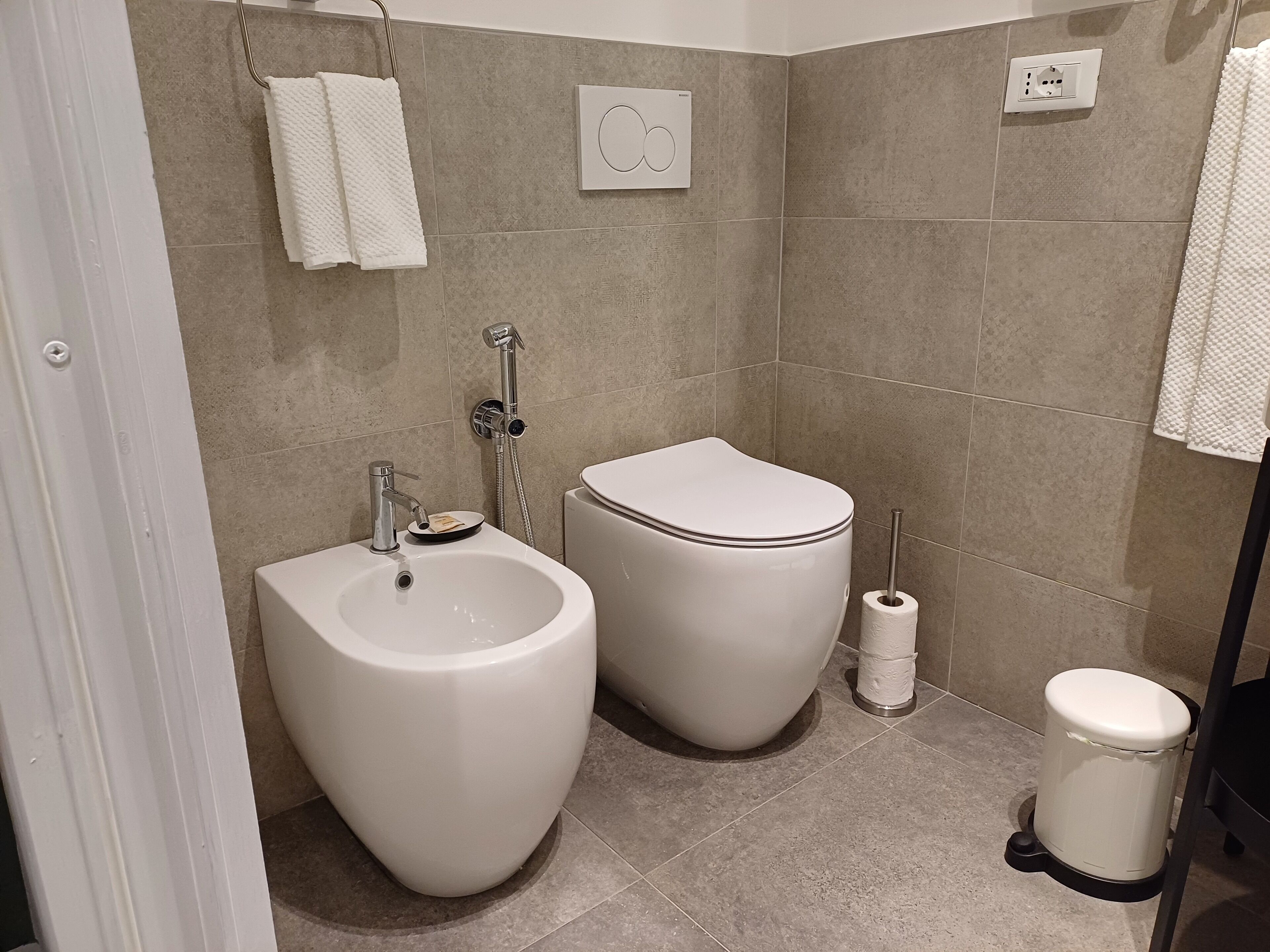 Douche, sèche-cheveux, bidet, serviettes fournies