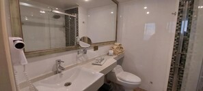 Superior Double or Twin Room, City View | Bathroom