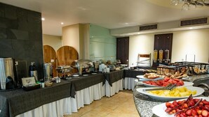 Ein reichhaltiges Buffet mit verschiedenen Speisen und Geschirr.