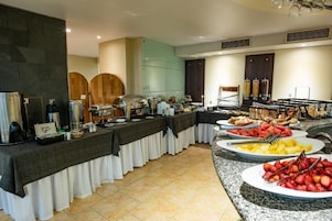 Café da manhã com buffet grátis todos os dias