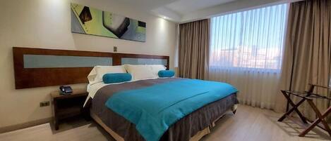 Caja de seguridad en la habitación y cortinas blackout