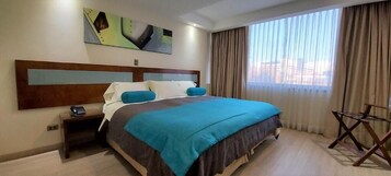 Quarto casal ou duplo superior, vista para a cidade | Cofres nos quartos, cortinas blackout, quartos à prova de som