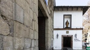 Ein Gebäude im Kolonialstil mit einer Statue an der Fassade, einem Schild mit der Aufschrift „MUSEO COLONIAL“ und einem gepflasterten Eingangsbereich.