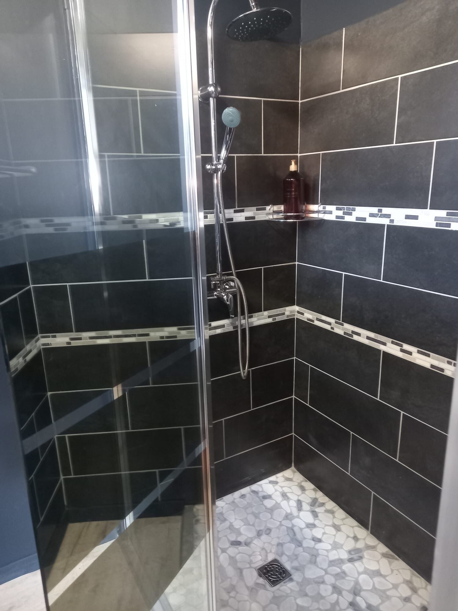 Chuveiro, secador de cabelo, toalhas de banho, sabonete
