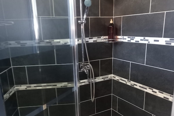 Chuveiro, secador de cabelo, toalhas de banho, sabonete